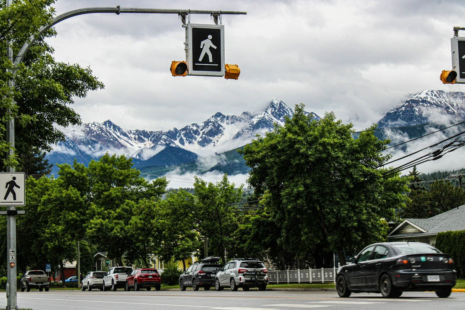 A traffic light that is on the side of a road